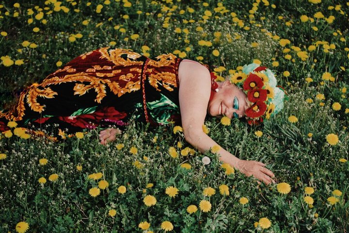 Літня українка з Бердичева стала зіркою свого міста: її екстравагантність вражає